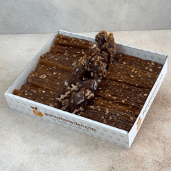 Gümüşhane yöresel pestil ve cevizli köme karışımının kutu içinde sunumu.