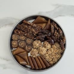 1050 gr Tepsi Lezzet Bombardımanı, fındıklı pestil, köme, muska ve kalem sarma gibi karışık geleneksel lezzetlerden oluşan doğal ve katkısız ürün