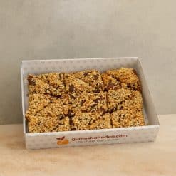 Fındık ezmesi dolgulu, pekmez ve bal karışımına bulanmış, fındık parçacıklarıyla kaplı geleneksel Gümüşhane fındıklı muska tatlısı