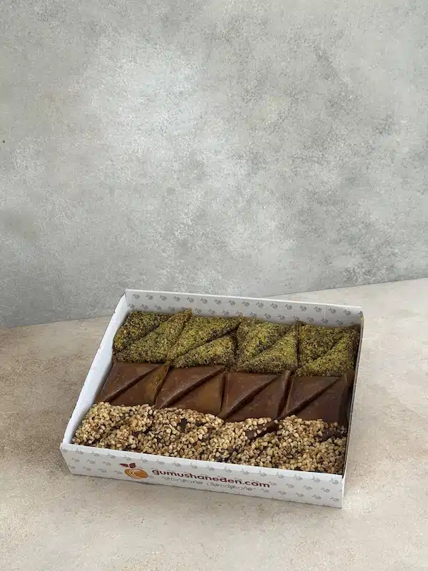 Karışık muska tatlısı; klasik, fındıklı ve Antep fıstıklı çeşitleriyle doğal ve katkısız geleneksel tatlı