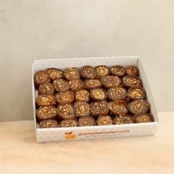 İnce pestilden hazırlanan, bol fındık parçacıklarıyla sarılmış ve dilimlenmiş geleneksel fındıklı rulo pestil tatlısı