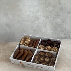 Karaca Karışık paket; klasik köme, fındıklı atom, muska tatlısı ve kalem sarma çeşitlerinden oluşan doğal ve katkısız tatlı karışımı