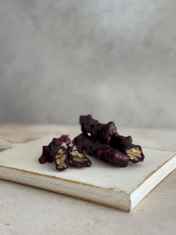 Erikten hazırlanan herle ile kaplanmış, cevizli geleneksel Gümüşhane erikli köme